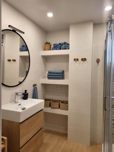 a bathroom with a sink and a mirror at Apartament 3-sypialnie na plazy i garaż in Torrevieja