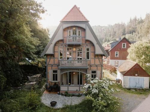 una casa grande con una torre encima en Chalet HAUS WANDERLUST, en Thale