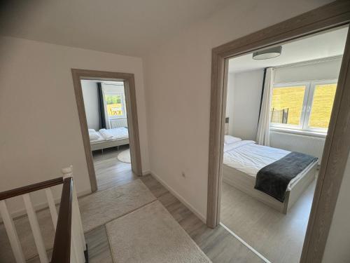 a bedroom with a bed and a mirror at Inn Nature in Pale