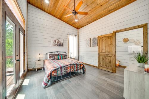Katil atau katil-katil dalam bilik di Luxe Broken Bow Home with Hot Tub and Fire Pit!