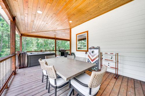 Gambar di galeri bagi Luxe Broken Bow Home with Hot Tub and Fire Pit! di Stephens Gap