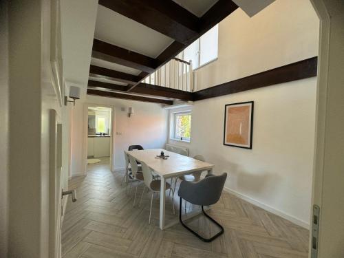 a dining room with a table and chairs at Inn Nature in Pale