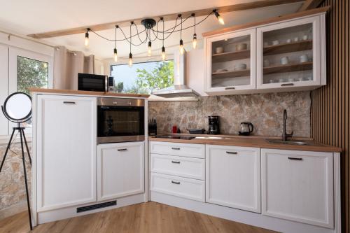 Η κουζίνα ή μικρή κουζίνα στο La Vita Sweet Little House Mlini