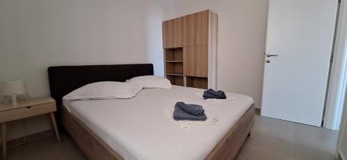 Un dormitorio con una cama con dos toallas encima. en Metajna top apartment, en Metajna