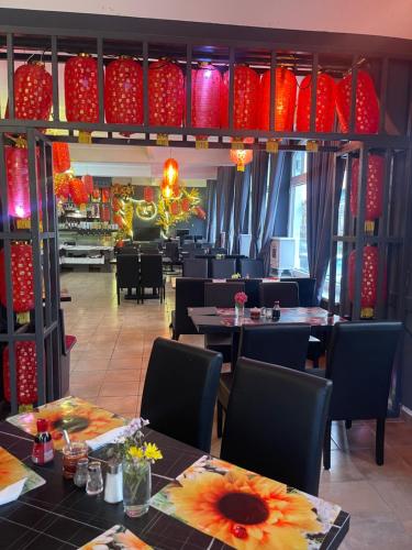 a restaurant with tables and chairs and red lights at Y Hoa-Ferienzimmer in Artern