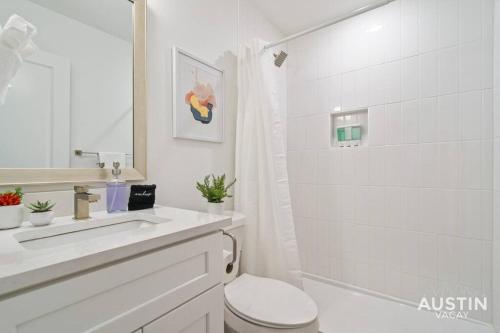 Koupelna v ubytování Prime ATX Location Steps to Coffee, Eats and More