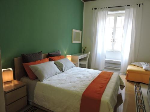 ローマにあるLa Gioiosa B&Bのベッドルーム(大型ベッド1台、窓付)