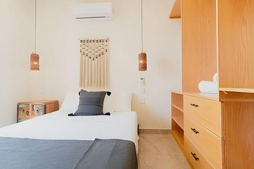 Ένα ή περισσότερα κρεβάτια σε δωμάτιο στο Cedro Departamentos Bacalar