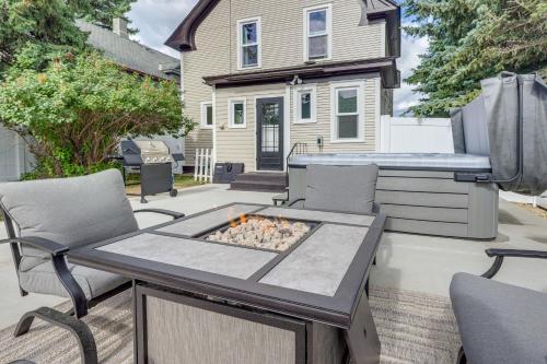 Fotografie z fotogalerie ubytování Stunning Red Lodge House with Hot Tub Walk to Town v destinaci Red Lodge