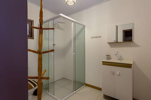 a bathroom with a glass shower with a wooden cross at Casa Salloto di Anita Laguna in Laguna