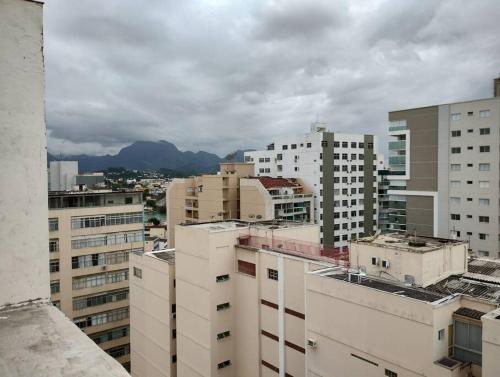 瓜拉派瑞Apartamento Guarapari Castanheiras的高楼林立的城市景观