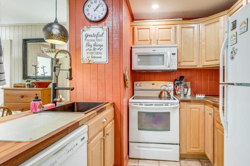 Dapur atau dapur kecil di Walk to Slopes Snowshoe Condo with Sunroom