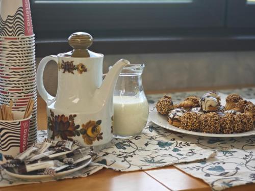 ヴェリコ・タルノヴォにあるThe Hillの牛乳と食器を入れたテーブル