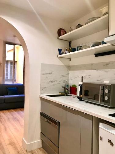 - une cuisine avec un comptoir et un canapé dans la chambre dans l'établissement 36 Rue Droite, à Nice