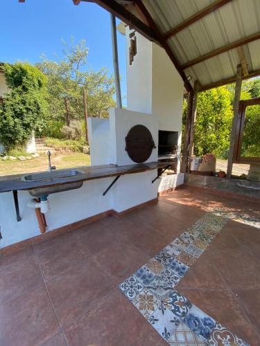 an outdoor kitchen with a counter and a tile floor at Casa Cadillal in El Cadillal