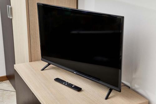 Televisyen dan/atau pusat hiburan di Bella Villa Apartments