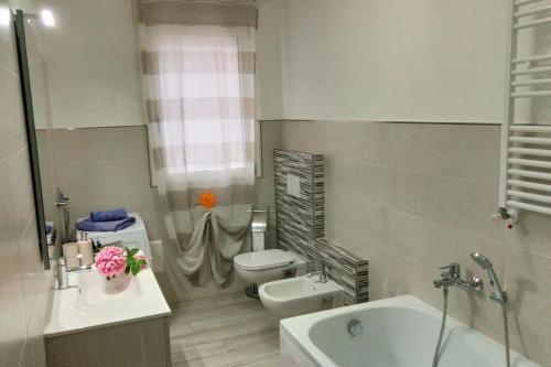 杜比诺Tra lago e montagne home nonna Maria的带马桶、水槽和浴缸的浴室
