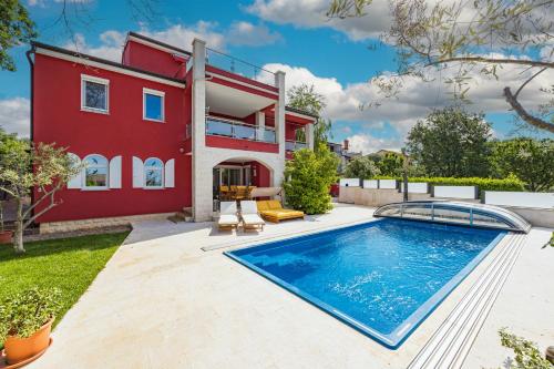 Apartment Ayni With Private Pool - Happy Rentals