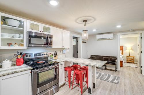 Kuchyň nebo kuchyňský kout v ubytování Modern Weaverville Apartment - Walk to Downtown!