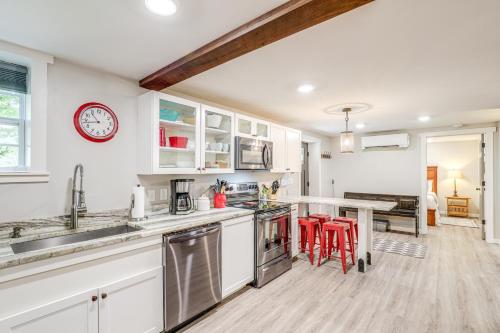 Kuchyň nebo kuchyňský kout v ubytování Modern Weaverville Apartment - Walk to Downtown!