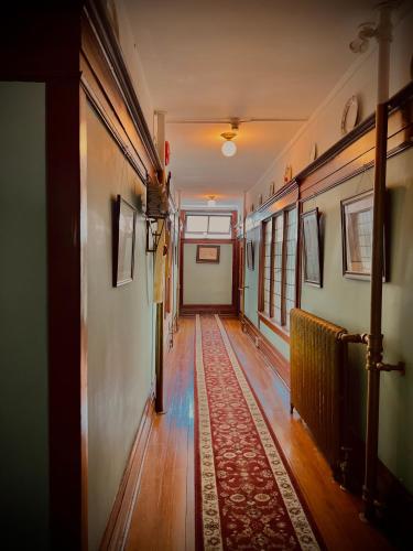 an empty hallway with a rug on the floor at Arundel Mansions Hotel in New Westminster