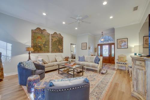 Χώρος καθιστικού στο The Crown Goose - Bullard Home with Pool and Spa!