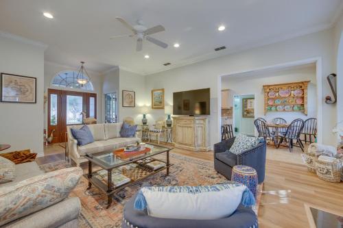 Χώρος καθιστικού στο The Crown Goose - Bullard Home with Pool and Spa!