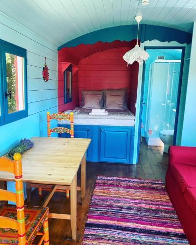 Cette chambre comprend un lit, une table et un canapé. dans l'établissement Mas Petit Bédaride, à Arles