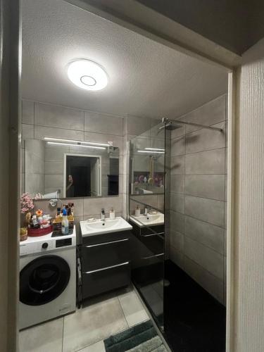 une salle de bain avec deux lavabos et une machine à laver dans l'établissement Appartement t3 70 m2, à Vénissieux