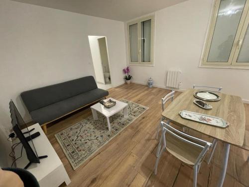 un salon avec un canapé et une table dans l'établissement proche centre ville gare, à Bordeaux