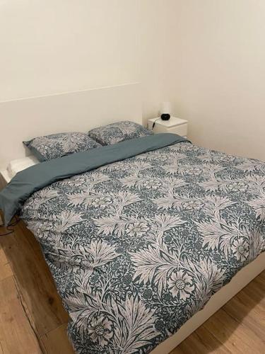 - un lit avec une couverture et des oreillers dans l'établissement proche centre ville gare, à Bordeaux