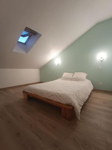 une chambre avec un lit dans une pièce avec une fenêtre dans l'établissement Grand appartement neuf au calme, à Barcelonnette