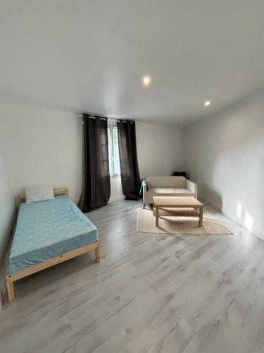 - une chambre avec 2 lits et 2 tapis dans l'établissement Maison lumineuse Mantes la jolie, à Mantes-la-Jolie