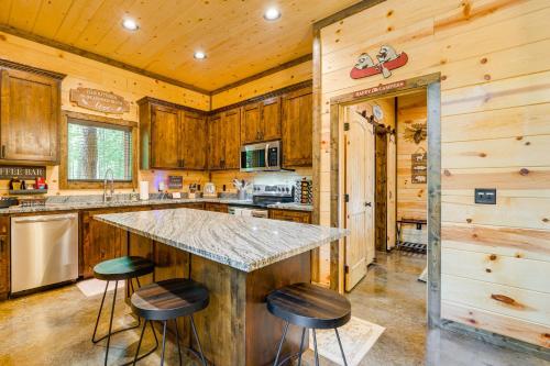 Η κουζίνα ή μικρή κουζίνα στο Broken Bow Cabin Near Choctaw Casino Hot Tub!