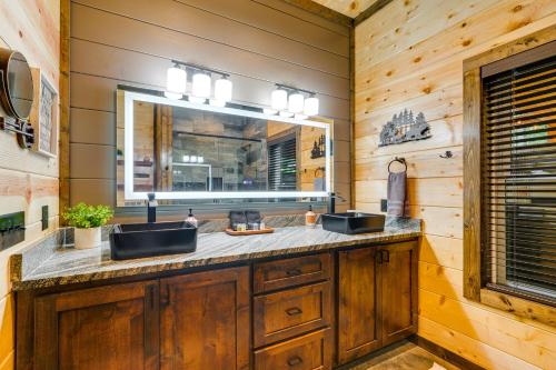 Η κουζίνα ή μικρή κουζίνα στο Broken Bow Cabin Near Choctaw Casino Hot Tub!
