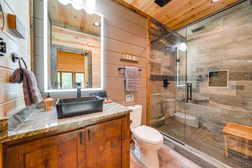 Ένα μπάνιο στο Broken Bow Cabin Near Choctaw Casino Hot Tub!
