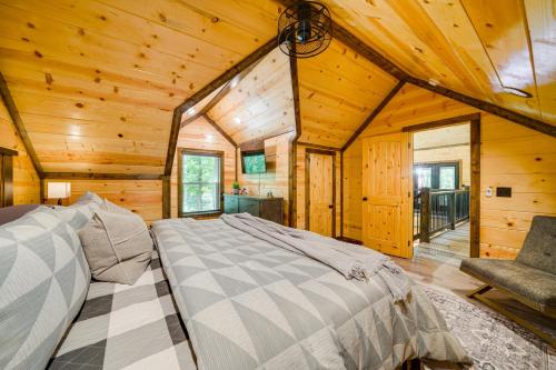 Ένα ή περισσότερα κρεβάτια σε δωμάτιο στο Broken Bow Cabin Near Choctaw Casino Hot Tub!