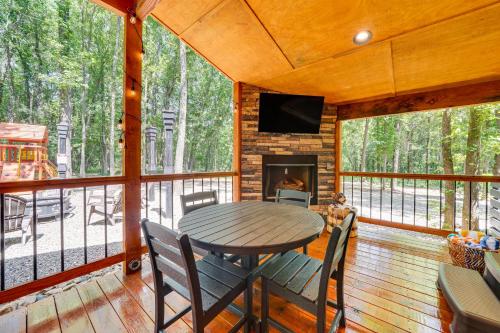 Φωτογραφία από το άλμπουμ του Broken Bow Cabin Near Choctaw Casino Hot Tub! σε Broken Bow
