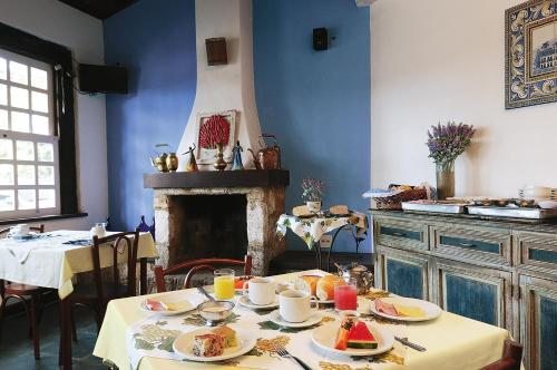 una sala da pranzo con tavolo e camino di Pousada Provence a Parati