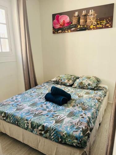 - un lit avec un oreiller bleu dans l'établissement T2 au pied du Vieux port et vue Notre Dame, à Marseille