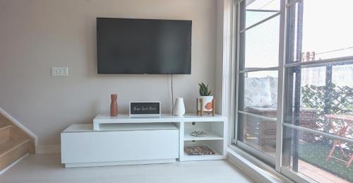 Μια τηλεόραση ή/και κέντρο ψυχαγωγίας στο KozyStay Toronto