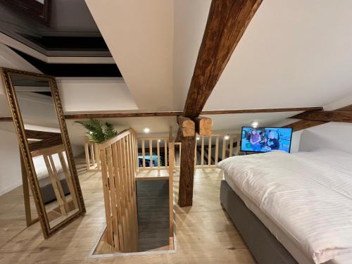 Ένα ή περισσότερα κρεβάτια σε δωμάτιο στο BEYOND Staying Loft Appartment 23 Frei Stehende Badewanne