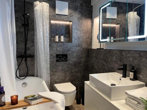 Ένα μπάνιο στο BEYOND Staying Loft Appartment 23 Frei Stehende Badewanne