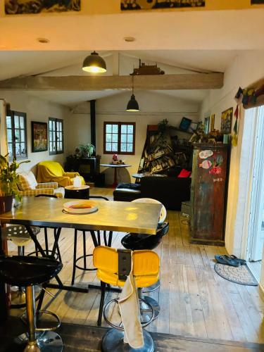 un salon avec une table et des chaises dans l'établissement maison entière entrée forêt Ste Baume, à Plan dʼAups