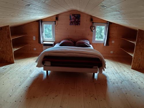 Katil atau katil-katil dalam bilik di Chalet 50m2 climatisé