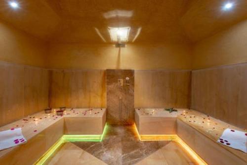 a room with two beds and two tubs at Villa des stars in Marrakesh