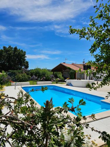 a swimming pool in the backyard of a villa at Casa do Cedro no Campo in Correias