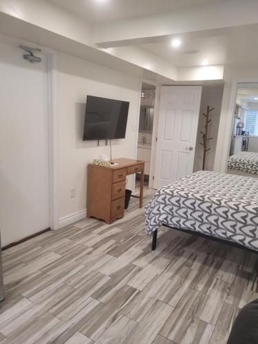 グエルフにあるModern studio with kitchenette and bathのベッドルーム1室(ベッド1台、壁掛けテレビ付)