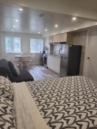 グエルフにあるModern studio with kitchenette and bathのキッチンとリビングルームのある部屋
