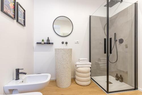 a bathroom with a shower and a sink and a mirror at Goldie&Leon rooms Cernobbio in Cernobbio